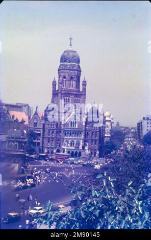 Il Municipal Corporation Building, Mumbai, situato a Mumbai Sud, Maharashtra, India è un edificio storico di grado IIA di fronte al Chhatrapati Shivaji Terminus, all'incrocio tra Dadabhai Naoroji Road e Mahapalika Marg. Questo edificio di Mumbai ha sede la più grande società municipale dell'India. Progettata in architettura Vittoriana, la struttura è totalmente ipnotizzante Foto Stock