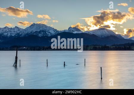 Tramonto sul lago Hopfensee in Baviera, Germania Foto Stock