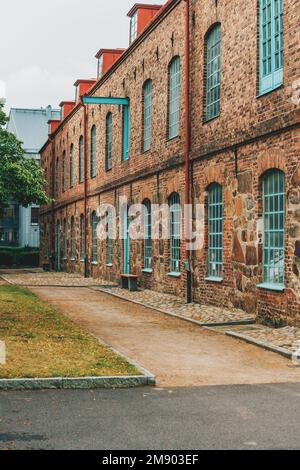 Vecchio edificio ad Halmstad, Svezia. Esempio di stile architettonico scandinavo vintage. Messa a fuoco selettiva. Foto Stock