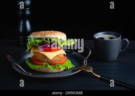 Freschi e saporiti burger su sfondo scuro Foto Stock