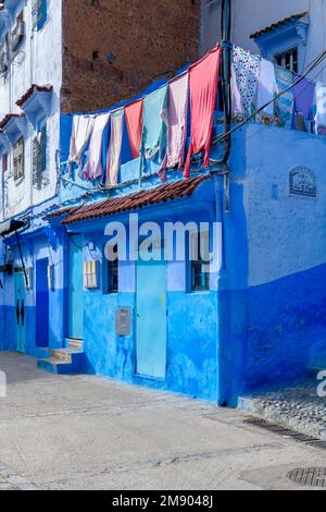 Case e Riad nella bella città di Chefchaouen in Marocco. Conosciuta come Chaouen, la Perla Blu, la Città Blu o شفشاون الجوهرة الزرقاء . Foto Stock