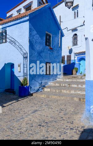 Case e Riad nella bella città di Chefchaouen in Marocco. Conosciuta come Chaouen, la Perla Blu, la Città Blu o شفشاون الجوهرة الزرقاء . Foto Stock