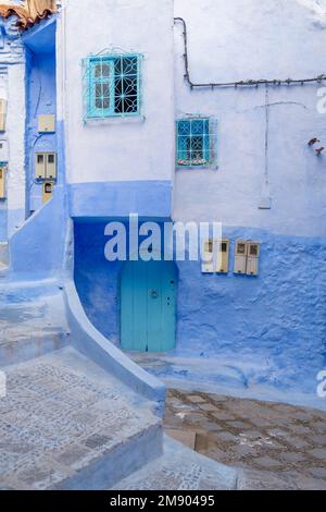 Case e Riad nella bella città di Chefchaouen in Marocco. Conosciuta come Chaouen, la Perla Blu, la Città Blu o شفشاون الجوهرة الزرقاء . Foto Stock