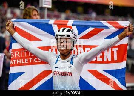 Kare Adenegan, medaglia di bronzo 400m T34, Campionati Mondiali di Para Athletics 2017 allo Stadio Olimpico di Londra, Regno Unito. Festeggiamo con la bandiera di Union Jack Foto Stock