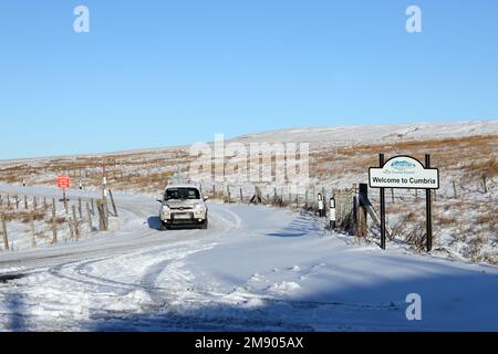 B6277, confine con la contea di Durham/Cumbria, Regno Unito. 16th gennaio 2023. Meteo nel Regno Unito. Neve e ghiaccio che interessano le rotte ad alto livello tra Middleton-in-Teesdale, County Durham e Alston in e Cumbria questa mattina Credit: David Forster/Alamy Live News Foto Stock