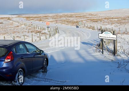 B6277, confine con la contea di Durham/Cumbria, Regno Unito. 16th gennaio 2023. Meteo nel Regno Unito. Neve e ghiaccio che interessano le rotte ad alto livello tra Middleton-in-Teesdale, County Durham e Alston in e Cumbria questa mattina Credit: David Forster/Alamy Live News Foto Stock