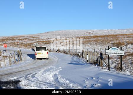 B6277, confine con la contea di Durham/Cumbria, Regno Unito. 16th gennaio 2023. Meteo nel Regno Unito. Neve e ghiaccio che interessano le rotte ad alto livello tra Middleton-in-Teesdale, County Durham e Alston in e Cumbria questa mattina Credit: David Forster/Alamy Live News Foto Stock