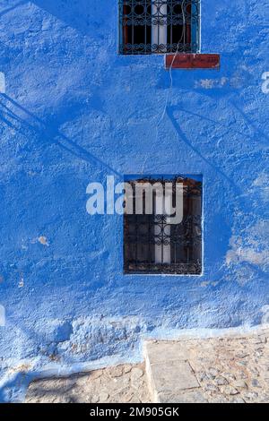 Dettagli della finestra nella bella città di Chefchaouen in Marocco. Conosciuto anche come Chaouen o la Perla Blu, Città Blu o شفشاون الجوهرة الزرقاء . Foto Stock