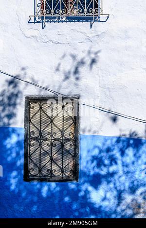 Dettagli della finestra nella bella città di Chefchaouen in Marocco. Conosciuto anche come Chaouen o la Perla Blu, Città Blu o شفشاون الجوهرة الزرقاء . Foto Stock