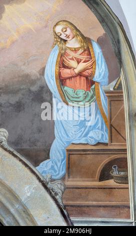 ALAGNA, ITALIA - 16 LUGLIO 2022: L'affresco della Vergine dell'Annunciazione sulla facciata della chiesa di San Giovanni Battista Foto Stock