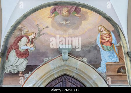 ALAGNA, ITALIA - 16 LUGLIO 2022: Affresco dell'Annunciazione sulla facciata della chiesa di San Giovanni Battista di Alonzo e Giuseppe Antonio Avondo (1843). Foto Stock