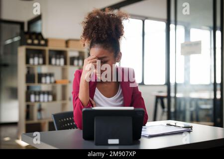 Ritratto pensieroso confusa giovane afroamericana businesswoman guardando il portatile. Stress durante la lettura di notizie, report o e-mail. Problema online Foto Stock