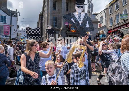 Grandi figure in carta e withy Rude Boy Two Tone trasportate durante le celebrazioni del giorno di Mazey come parte del Festival di Golowan a Penzance in Cornovaglia in t Foto Stock