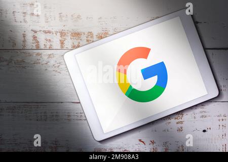 Málaga - SPAGNA - 21 DICEMBRE 2022: Vista dall'alto del tablet digitale con il logo Google sullo schermo. Tecnologia tablet wireless con motore di ricerca intelligente. Foto Stock