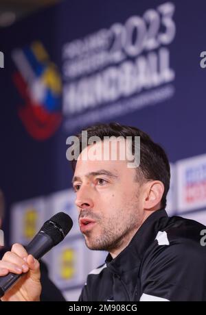 16 gennaio 2023, Polonia, Kattowitz: Pallamano: Coppa del mondo, prima dell'ultimo round preliminare della squadra tedesca: Conferenza stampa DHB. Il giocatore tedesco Patrick Groetzki parla sul podio. Foto: Jan Woitas/dpa Foto Stock