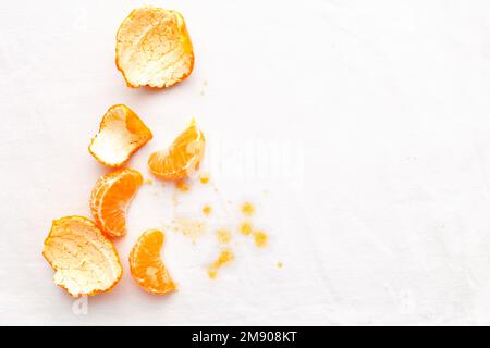 macchie sporche sui vestiti bianchi dal mandarino di frutta. Foto Stock