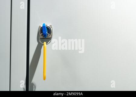 Armadietto grigio con chiave per la sicurezza nelle strutture pubbliche Foto Stock