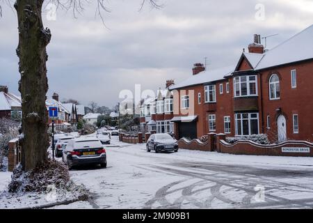 Newcastle upon Tyne, Regno Unito. 16th gennaio 2023. Una strada suburbana nella neve. Avvertimento giallo per neve e ghiaccio che influenzano il viaggio di lavoro e la scuola attraverso il Nord-est dell'Inghilterra, con il freddo scatto impostato per continuare per tutta la settimana. Foto Stock