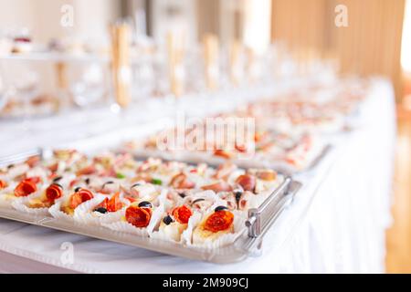 In prossimità di vari crostini serviti nella piastra sul tavolo del buffet. Foto Stock