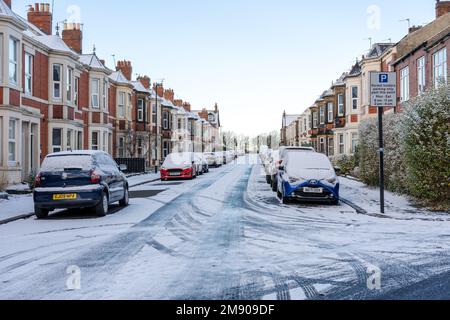 Newcastle upon Tyne, Regno Unito. 16th gennaio 2023. Una strada suburbana nella neve. Avvertimento giallo per neve e ghiaccio che influenzano il viaggio di lavoro e la scuola attraverso il Nord-est dell'Inghilterra, con il freddo scatto impostato per continuare per tutta la settimana. Foto Stock