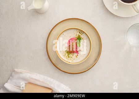 Porridge di cereali misto con sorbetto al mirtillo Foto Stock