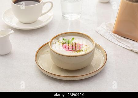 Porridge di cereali misto con sorbetto al mirtillo Foto Stock