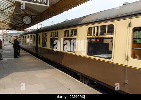 Treni passeggeri a bordo di una flotta di vagoni ferroviari d'epoca alla stazione ferroviaria di Toddington nelle Cotswolds, Gran Bretagna. Fa parte del patrimonio del G Foto Stock