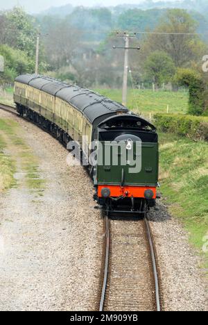 Un treno a vapore costruito nel 1949, modificato Hall Class 4-6-0*, No.7903 Foremarke Hall, arriva alla stazione ferroviaria di Toddington nel Cotswolds, in Gran Bretagna. È par Foto Stock
