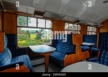 Interno di una carrozza a vapore vintage da 2nd passeggeri di classe come parte del patrimonio del Gloucestershire Warwickshire Steam Railway (GWSR) Foto Stock