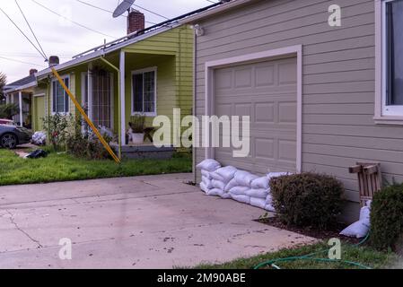 Contea di Santa Cruz, Watsonville, CA, USA il 12 gennaio 2023. Distruzione e sacchi di sabbia per tenere fuori l'acqua; allagamento di case nella zona tra il Pa Foto Stock