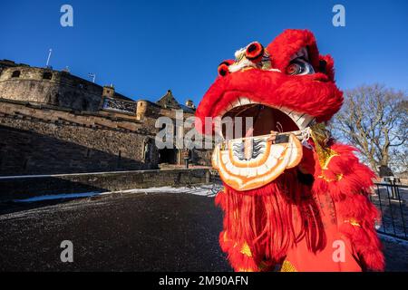 Edimburgo, Regno Unito. 16 gennaio 2023 nella foto: Il Drago Cinese fuori dal Castello di Edimburgo. Il Chinese New Year Festival degli organizzatori di Edimburgo annuncia un programma completo di eventi e attività in tutta la città per celebrare il Capodanno cinese e l'inizio dell'anno del coniglio. Foto Stock