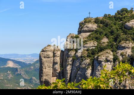 MONTSERRAT, SPAGNA - 15 MAGGIO 2017: Si tratta di una croce con una piattaforma di osservazione al bordo dell'altopiano roccioso di Sant Miguel sul Monte Montserrat. Foto Stock