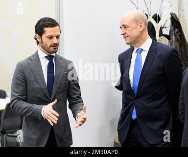 Il principe Carl Philip chiacchiera con l'ex primo ministro svedese Fredrik Reinfeldt durante la sua visita alla preparazione del concorso di cucina Bocuse d'Or delle squadre svedesi, a Stoccolma, Svezia, 13 gennaio 2023. Bocuse d'Or si tiene a Lione in Francia il 22 e 23 gennaio. Foto: Henrik Montgomery / TT / codice 10060 Foto Stock