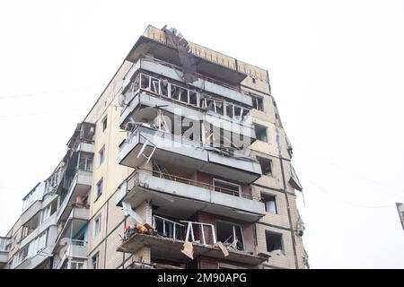 Una casa bruciata da un razzo russo nella città di Dnipro su via Pobeda in Ucraina, guerra in Ucraina, un attacco razzo contro i civili nelle loro case Foto Stock