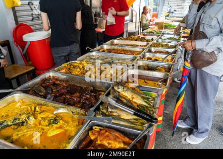 Kuala Lumpur, Malesia - Decmber 12th, 2022 - Stall che vende cibo tradizionale malese al curry Foto Stock