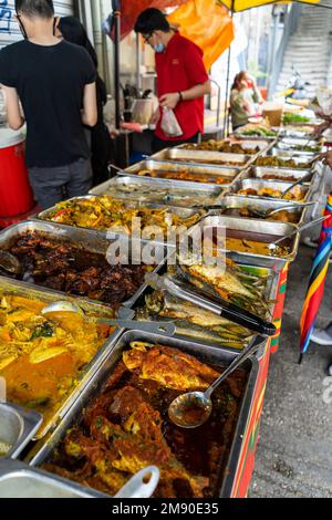 Kuala Lumpur, Malesia - Decmber 12th, 2022 - Stall che vende cibo tradizionale malese al curry Foto Stock