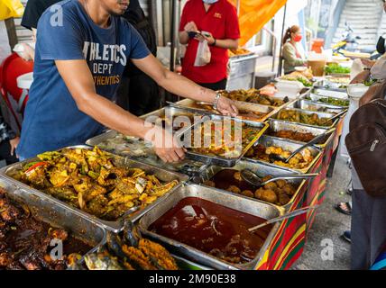 Kuala Lumpur, Malesia - Decmber 12th, 2022 - Stall che vende cibo tradizionale malese al curry Foto Stock