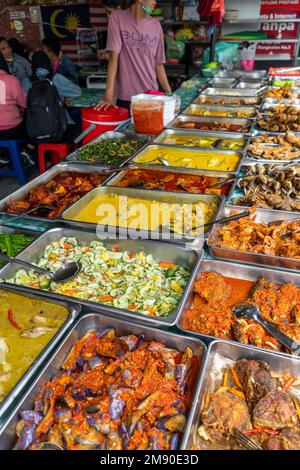 Kuala Lumpur, Malesia - Decmber 12th, 2022 - Stall che vende cibo tradizionale malese al curry Foto Stock