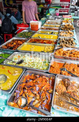 Kuala Lumpur Food, Malesia - Decmber 12th, 2022 - Stall che vende tradizionale cibo malese al curry Foto Stock