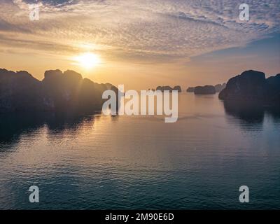 Una bella Baia di ha Long Sunrise Foto Stock