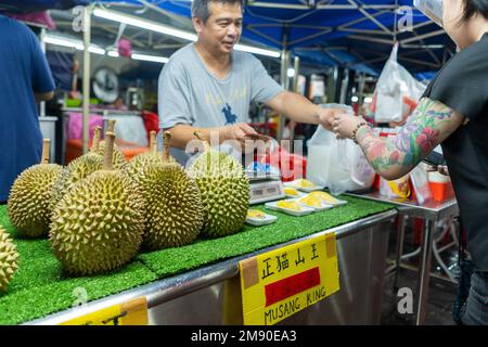 Kuala Lumpur, Malesia - 12th dicembre 2022 - mercato notturno del cibo di strada di Jalan Alor Foto Stock