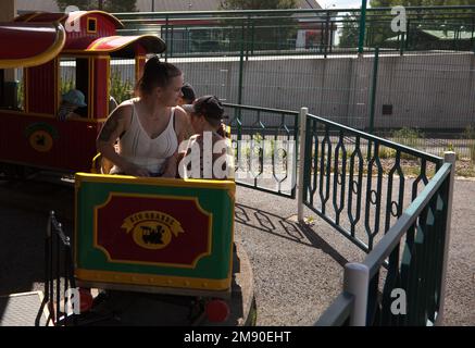 Powerpark, Finlandia - 20 giugno 2022: Trenino giocattolo per la madre e i bambini al parco divertimenti Foto Stock