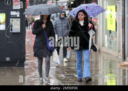 Londra, Regno Unito. 10th Jan, 2023. Le donne si rifugiano sotto gli ombrelli durante le precipitazioni a Londra in una giornata umida e ventosa nella capitale. (Credit Image: © Dinendra Haria/SOPA Images via ZUMA Press Wire) SOLO PER USO EDITORIALE! Non per USO commerciale! Foto Stock