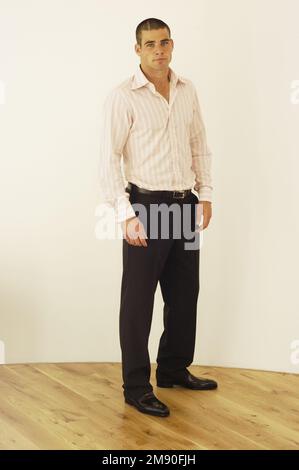 MIKE PHILLIPS, BRITISH LION, YOUNG, 2004: Il rugby Wales and Llanelli Scarlets MIKE PHILLIPS fotografato come giovane stella nascente per una diffusione di moda il 16 settembre 2004 a Cardiff, Galles, Regno Unito. Fotografia: ROB WATKINS. INFO: Mike Phillips è un ex giocatore di rugby gallese noto per il suo potente stile fisico come mezzo mischia. Giocatore chiave per il Galles e i British & Irish Lions, Phillips guadagnò 99 presenze e fu determinante in diversi titoli del Six Nations. Foto Stock