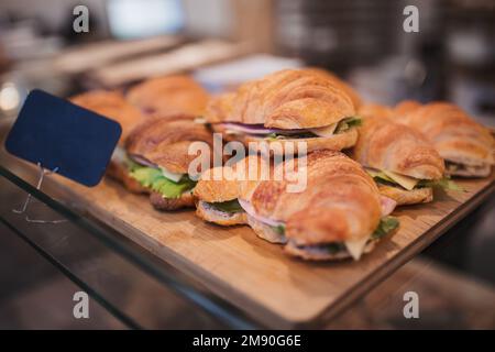 Primo piano di dolci freschi in vetrina al bistrot. Foto Stock