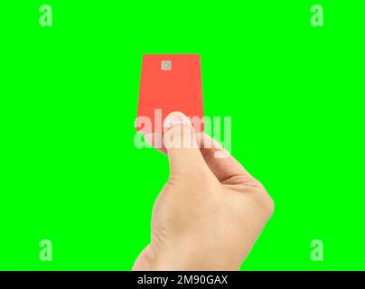 mano dell'uomo che tiene isolata la carta di credito con chiave croma Foto Stock