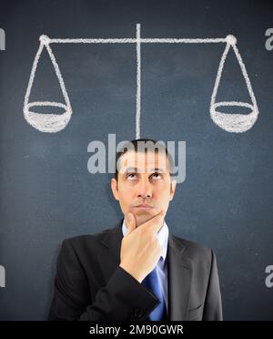 Primo piano di un uomo d'affari pensivo .immagine concettuale di un avvocato con uno sfondo scala Foto Stock