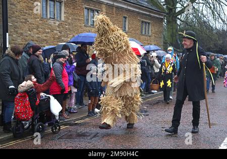 Whittlesey, Regno Unito. 14th Jan, 2023. Il festival Whittlesea Straw Bear celebra la vecchia usanza dell'aratro Fenland di parare gli orsi di paglia intorno alla città ogni gennaio. La processione, guidata dall'Orso di paglia, conta oltre 250 ballerini, musicisti e artisti. Si esibiscono in tradizionali balli Molly, Morris, Clog e Sword e sta facendo un ritorno di benvenuto dopo che il COVID-19 ha interrotto i recenti festival, con 2020 che è stata l'ultima volta che si è tenuta. Whittlesea Straw Bear Festival, Whittlesey, Cambridgeshire, Regno Unito, il 14 gennaio, 2023. Credit: Paul Marriott/Alamy Live News Foto Stock