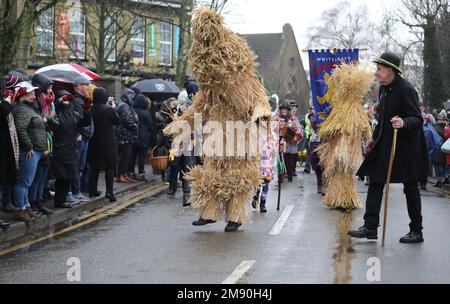 Whittlesey, Regno Unito. 14th Jan, 2023. Il festival Whittlesea Straw Bear celebra la vecchia usanza dell'aratro Fenland di parare gli orsi di paglia intorno alla città ogni gennaio. La processione, guidata dall'Orso di paglia, conta oltre 250 ballerini, musicisti e artisti. Si esibiscono in tradizionali balli Molly, Morris, Clog e Sword e sta facendo un ritorno di benvenuto dopo che il COVID-19 ha interrotto i recenti festival, con 2020 che è stata l'ultima volta che si è tenuta. Whittlesea Straw Bear Festival, Whittlesey, Cambridgeshire, Regno Unito, il 14 gennaio, 2023. Credit: Paul Marriott/Alamy Live News Foto Stock