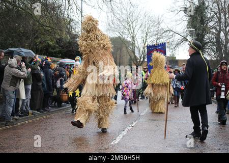 Whittlesey, Regno Unito. 14th Jan, 2023. Il festival Whittlesea Straw Bear celebra la vecchia usanza dell'aratro Fenland di parare gli orsi di paglia intorno alla città ogni gennaio. La processione, guidata dall'Orso di paglia, conta oltre 250 ballerini, musicisti e artisti. Si esibiscono in tradizionali balli Molly, Morris, Clog e Sword e sta facendo un ritorno di benvenuto dopo che il COVID-19 ha interrotto i recenti festival, con 2020 che è stata l'ultima volta che si è tenuta. Whittlesea Straw Bear Festival, Whittlesey, Cambridgeshire, Regno Unito, il 14 gennaio, 2023. Credit: Paul Marriott/Alamy Live News Foto Stock